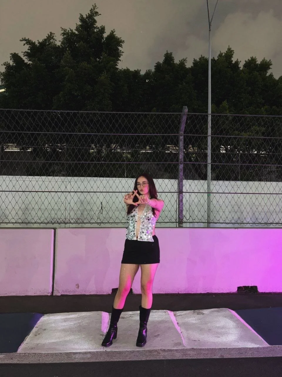 Perrita cachonda exhibicionista, le gusta parar vergas en la calle image 19