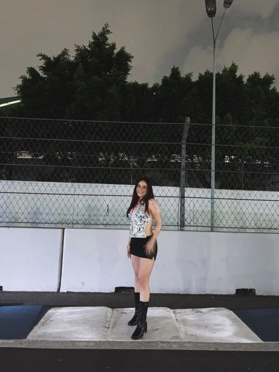 Perrita cachonda exhibicionista, le gusta parar vergas en la calle image 22