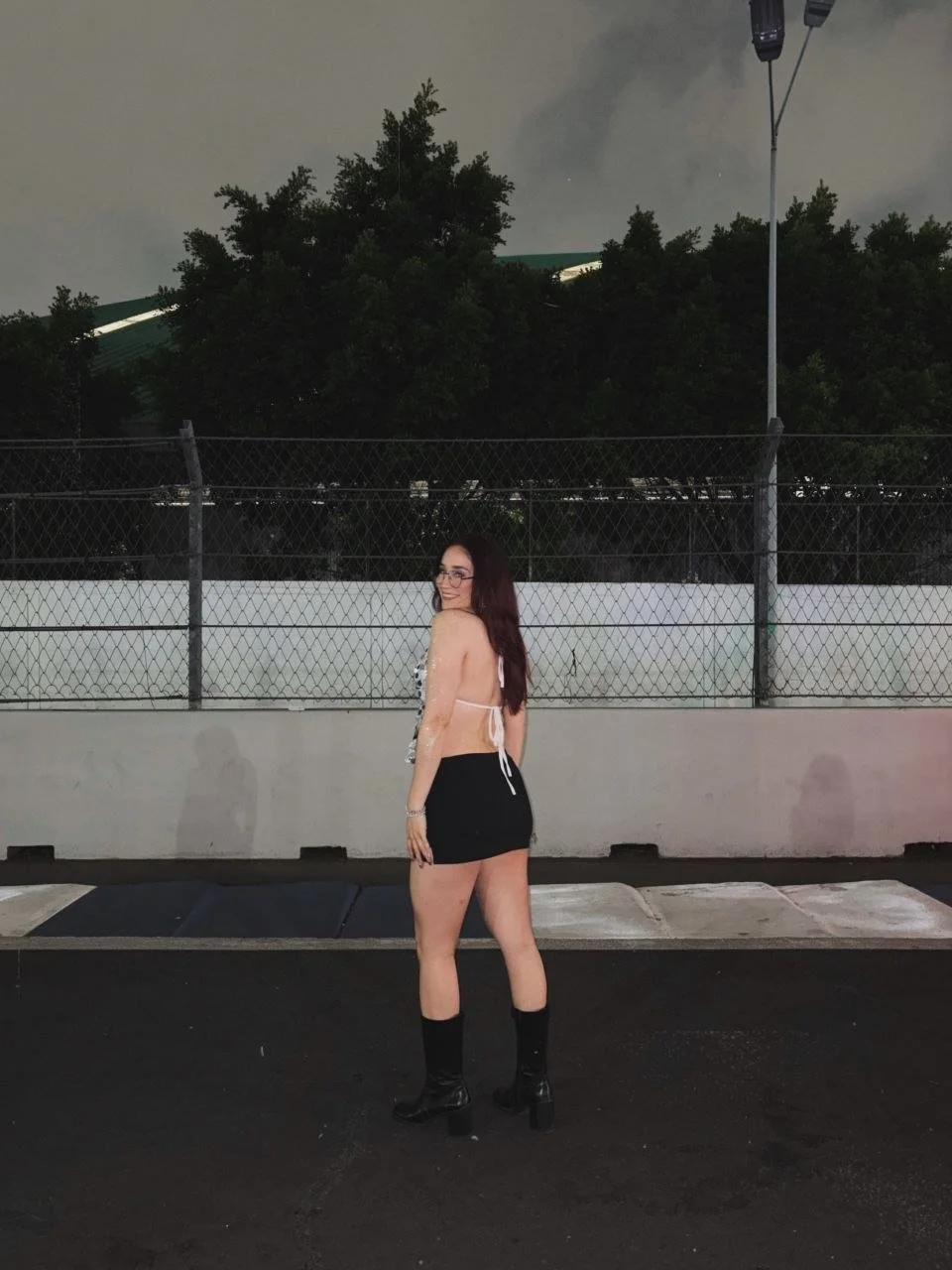 Perrita cachonda exhibicionista, le gusta parar vergas en la calle image 23