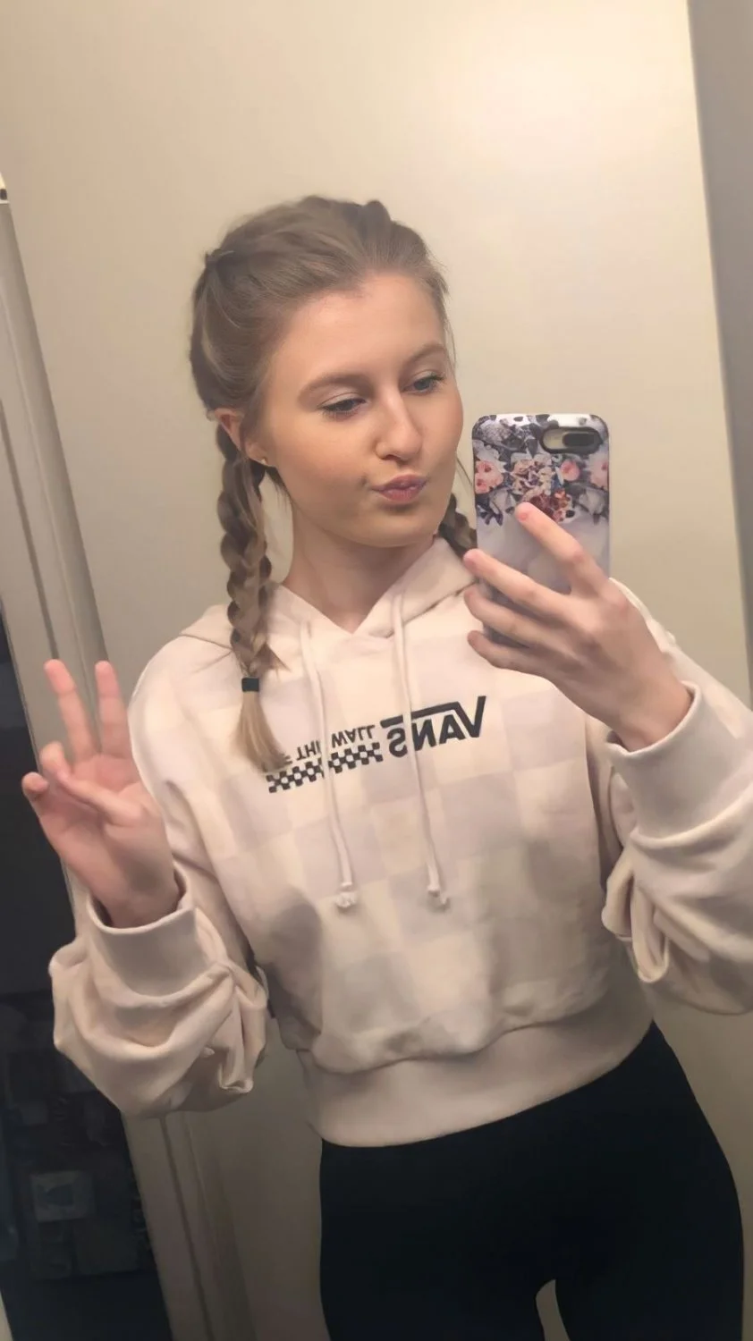McKenzie Morgan Richardson exposes her full frontal nudes for you main image