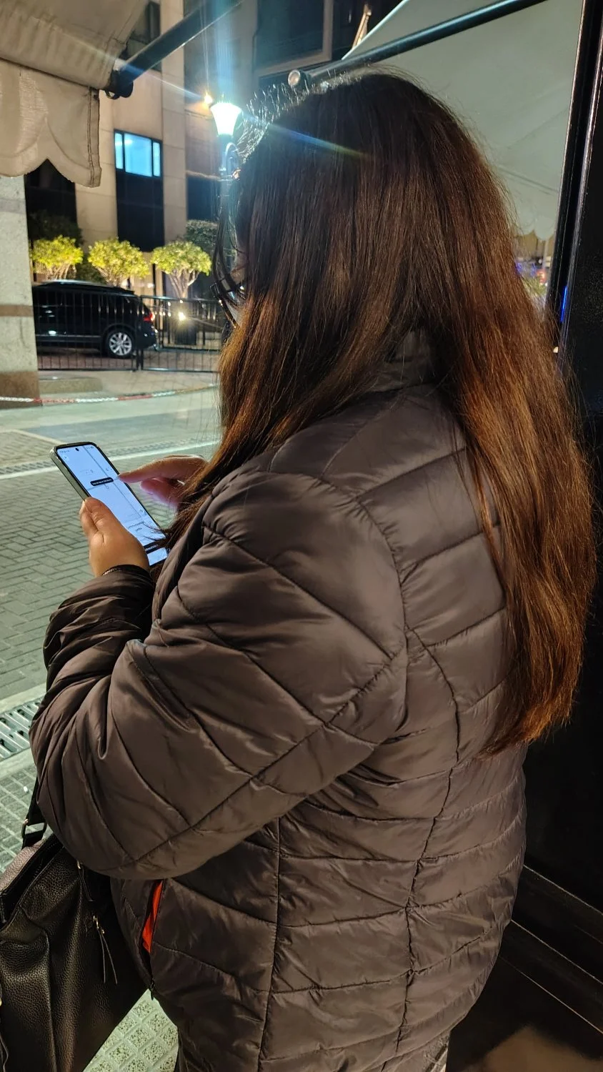 Mi mujer esperando el Uber para ir a coger con su alumno dotado. main image