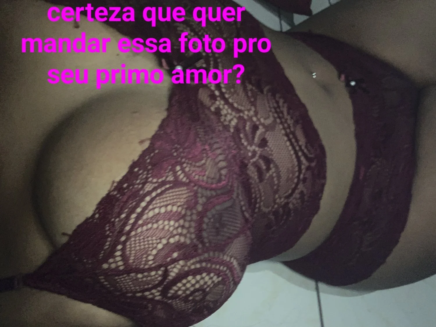 Seguidor pediu para legendar as fotos da namorada gostosa main image