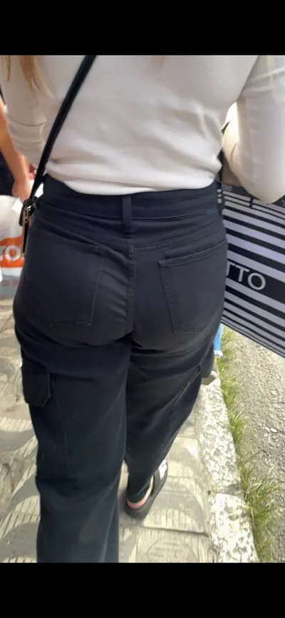 Loirinha falando no telefone que não tem homem que presta na rua… gostosa cover image