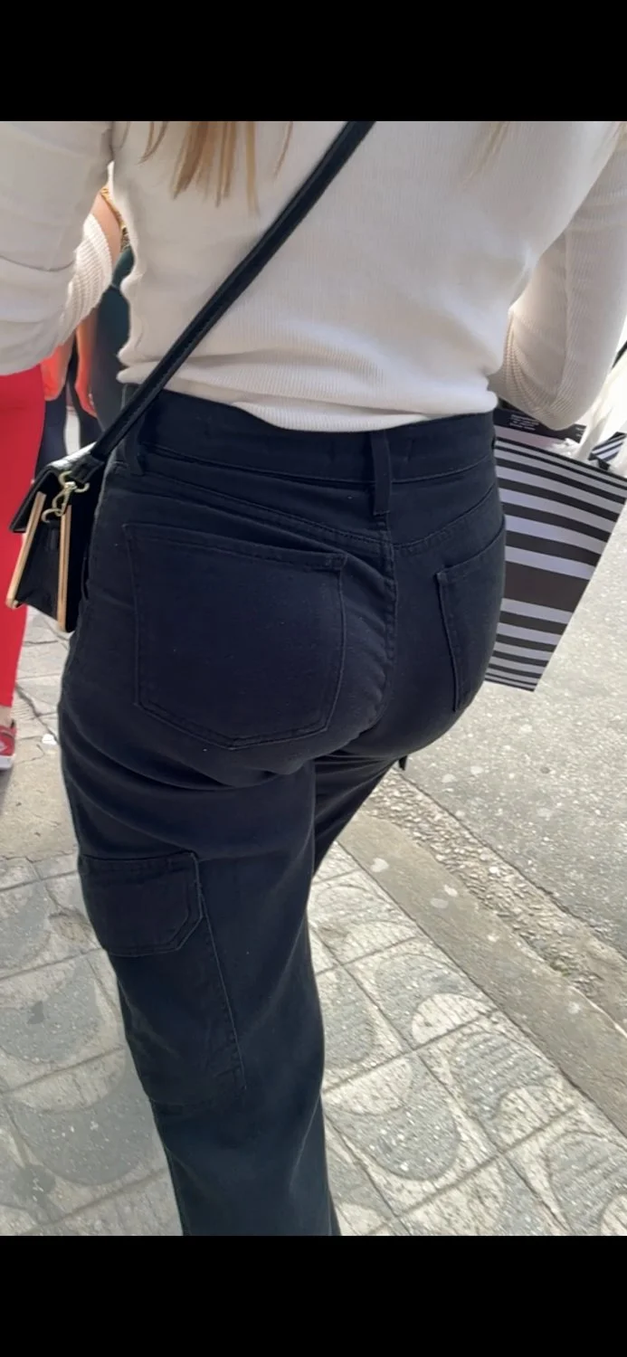Loirinha falando no telefone que não tem homem que presta na rua… gostosa image 2