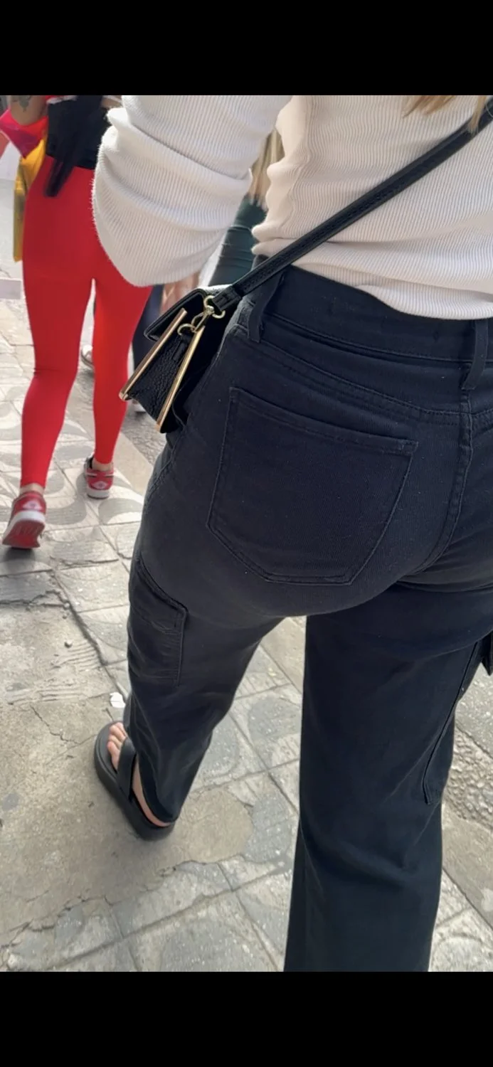 Loirinha falando no telefone que não tem homem que presta na rua… gostosa image 3