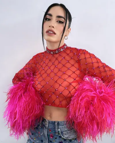 Ricas ubres y pezones de Lali Esposito (REALES) cover image