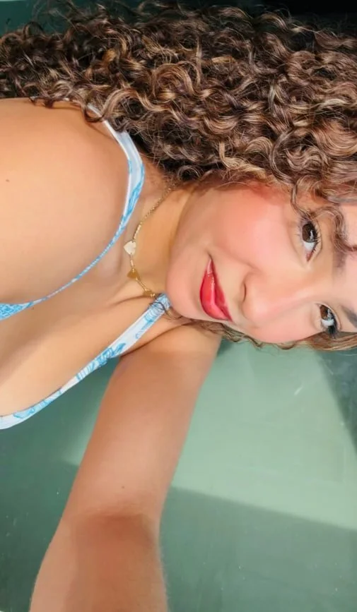 Essa novinha cacheada vazou dando gostoso demais amador caseiro vazado image 3