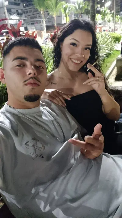 Casada maconheira vazada sendo dividida pelo corno manso cover image