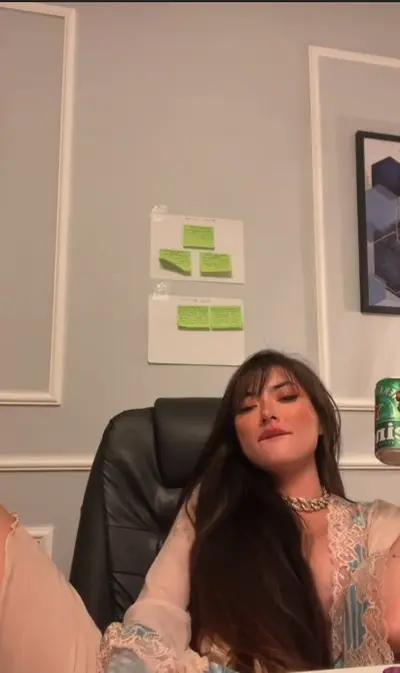 Japinha safada rebolando e depois batendo uma siririca - Live Instagram cover image