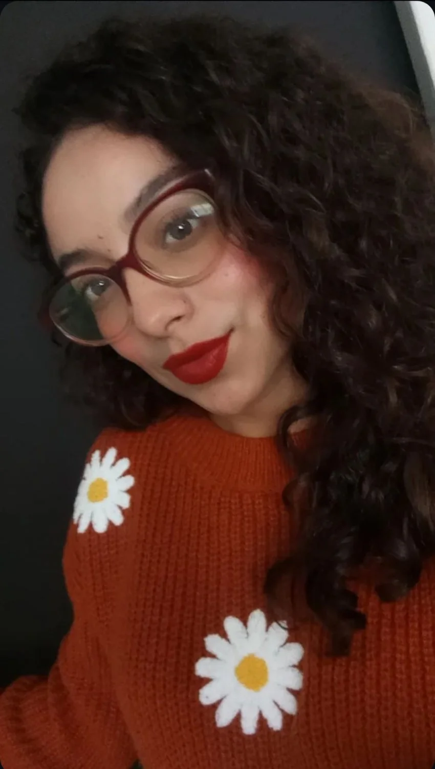 Putita de lentes image 3