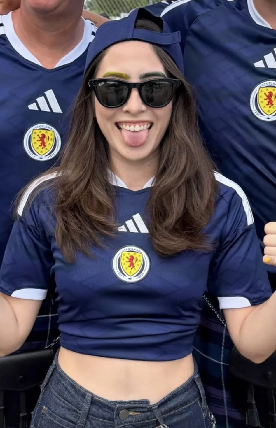 Marina Baldin sem sutiã e com a lingua de fora main image