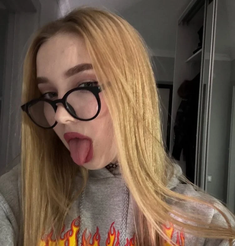 Cutie to jerk on image 2
