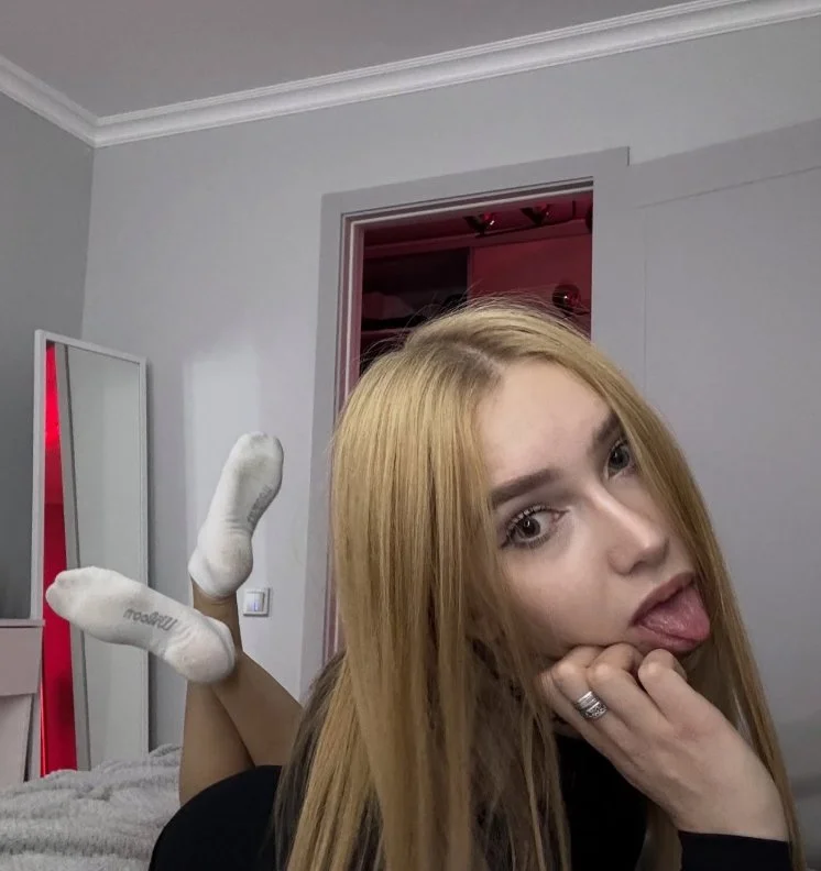 Cutie to jerk on image 9