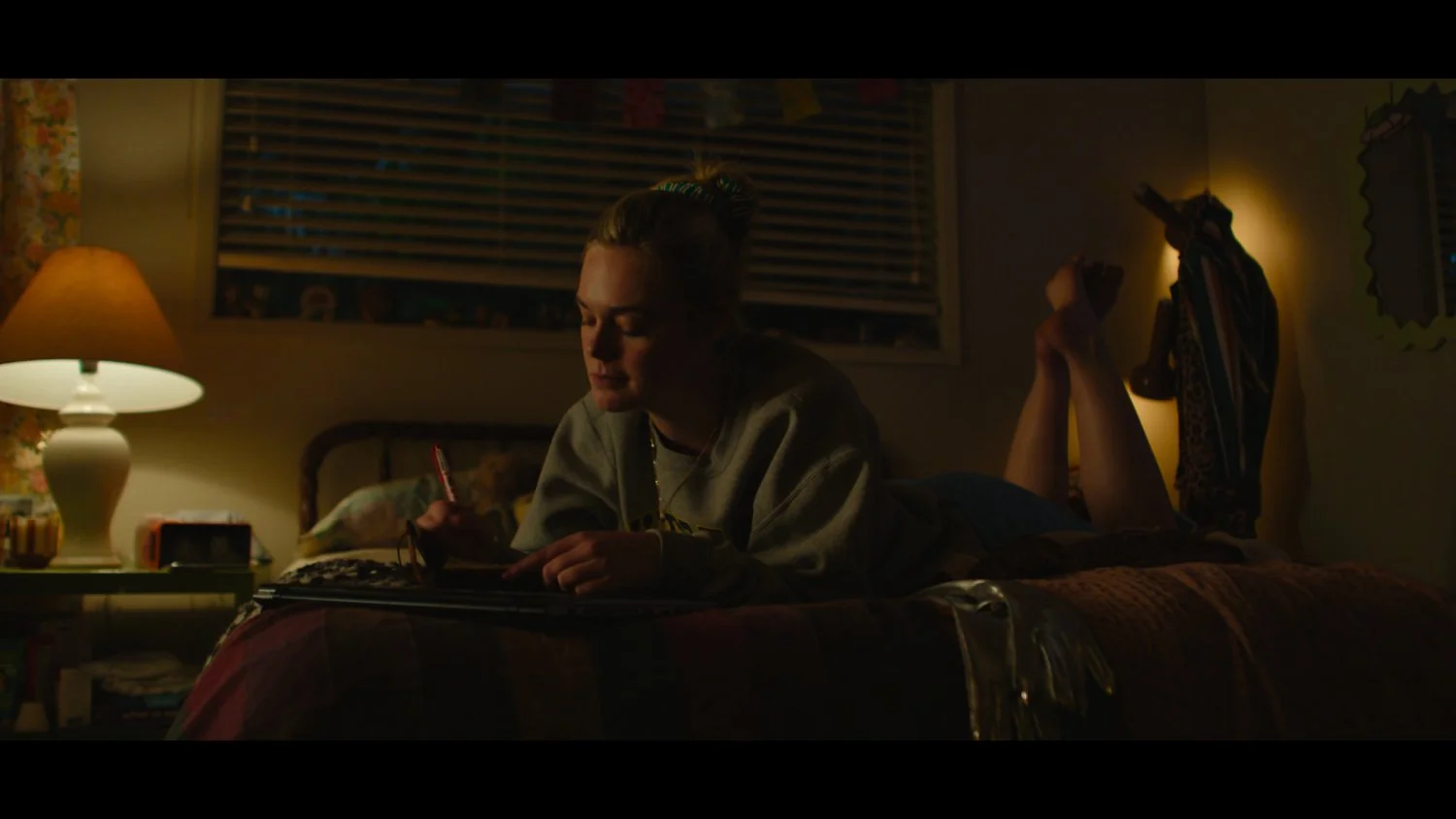 Elle-Fanning-Feet-9360976 image 8