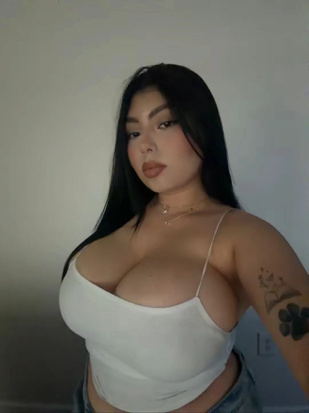 LEAKING MY GIRLFRIENDS NUDES WITHOUT HER KNOWING. main image
