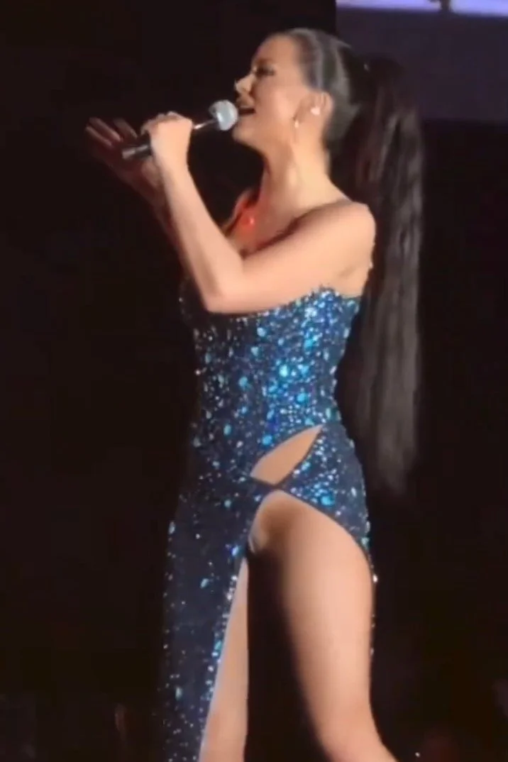 Pussy slip on stage image 5