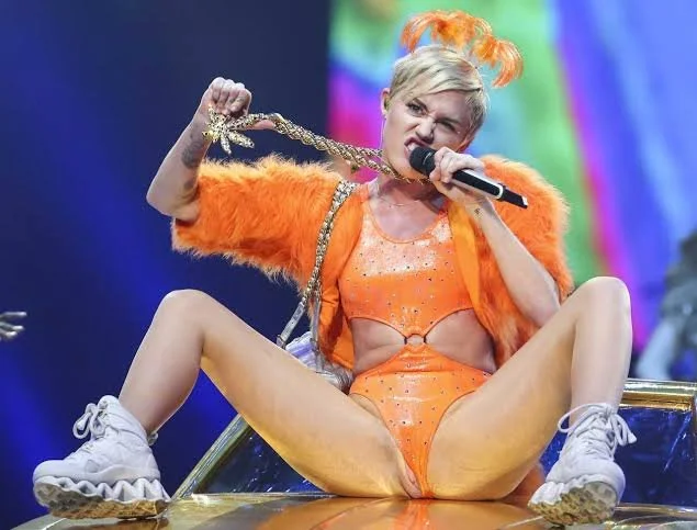 Pussy slip on stage image 6