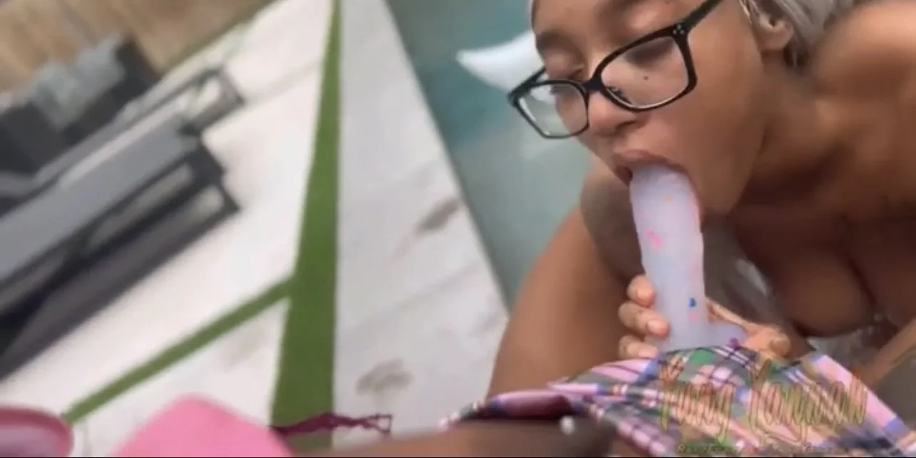 Ebony lesbians fucking with strap on dildo image 2