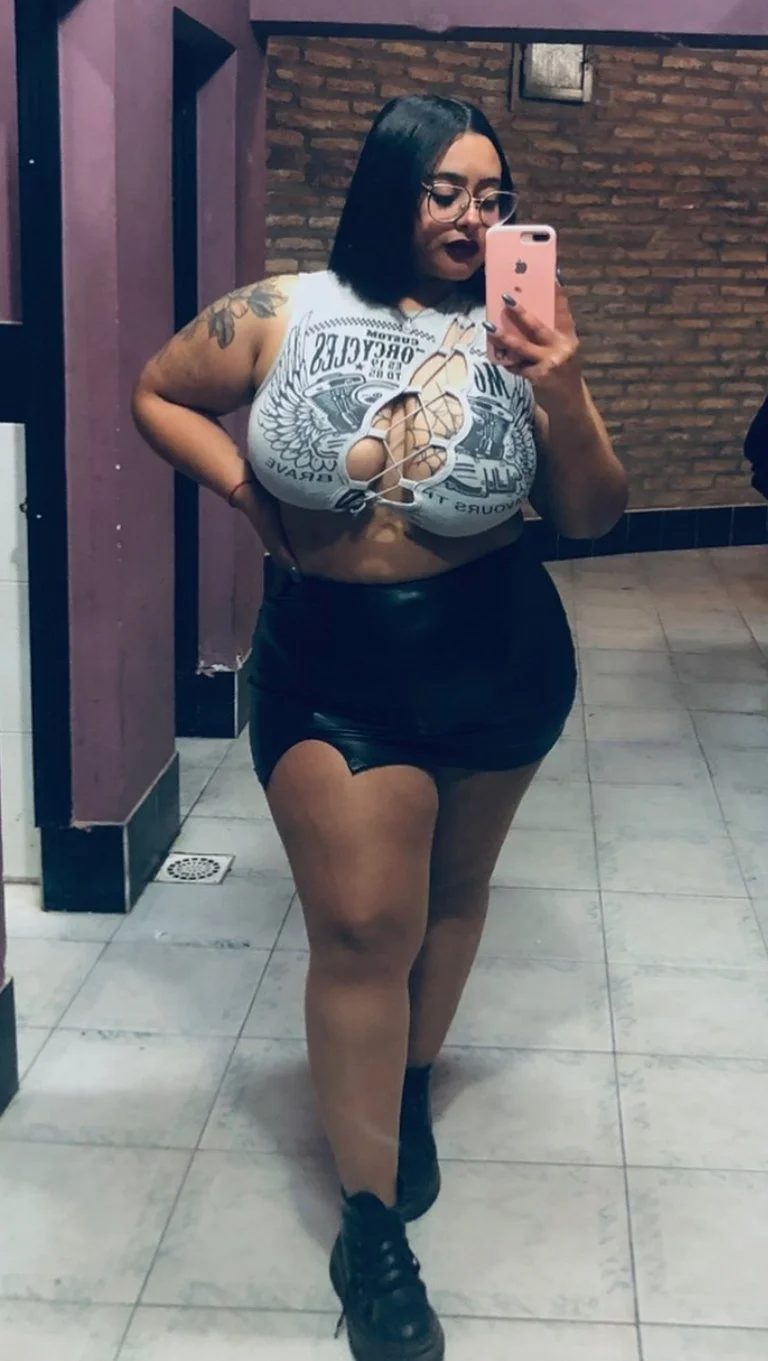 Argentina Antonella gordita morocha con enormes tetas deliciosa mamando verga image 2