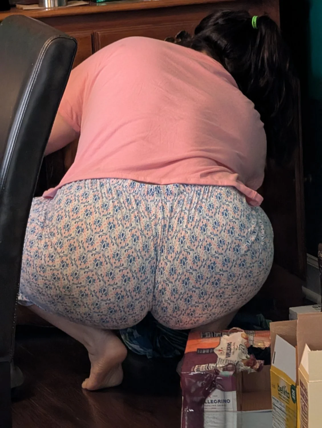 esposa gordinha bunduda branquinha mostrando seu corpo e seus pezinhos image 5