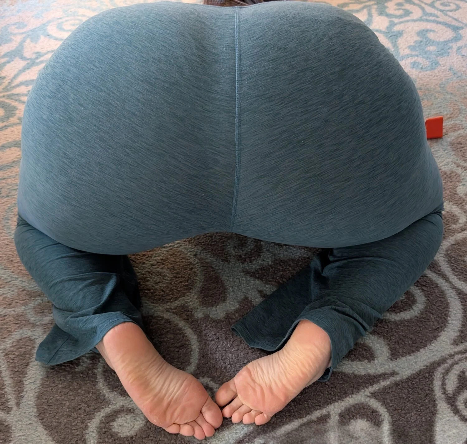 esposa gordinha bunduda branquinha mostrando seu corpo e seus pezinhos image 8
