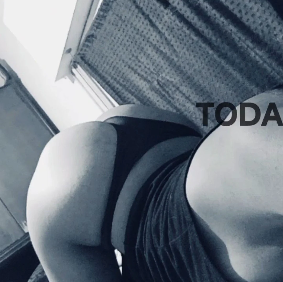 Latina morena flaca novia culona en tanga sexy de redes nudes image 1