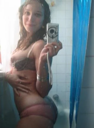 Retro - shower selfie image 7