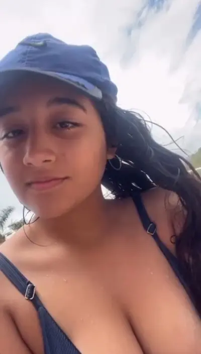 Vazou fotos de novinha mostrando a bucetinha e o cuzinho cover image