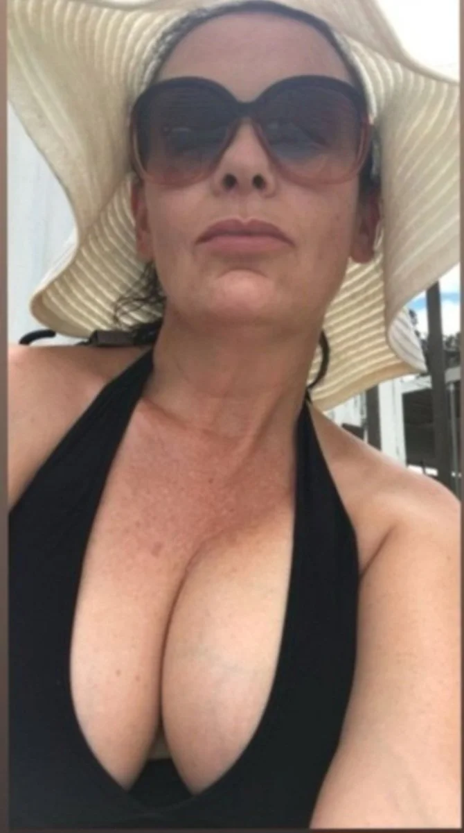 Busty MILF Angelique image 3
