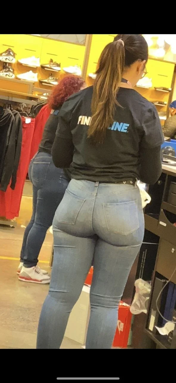 Bootyinjeans image 2