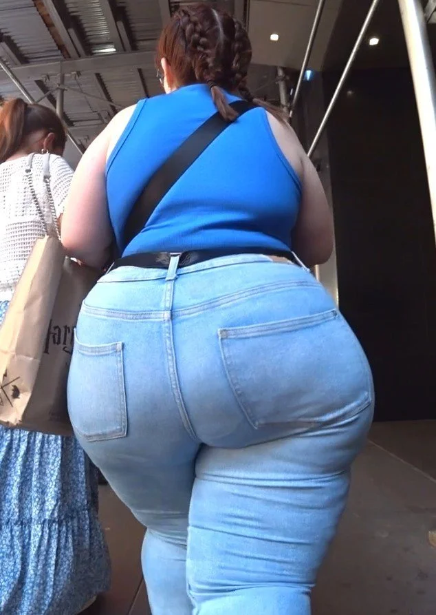 Bootyinjeans image 4