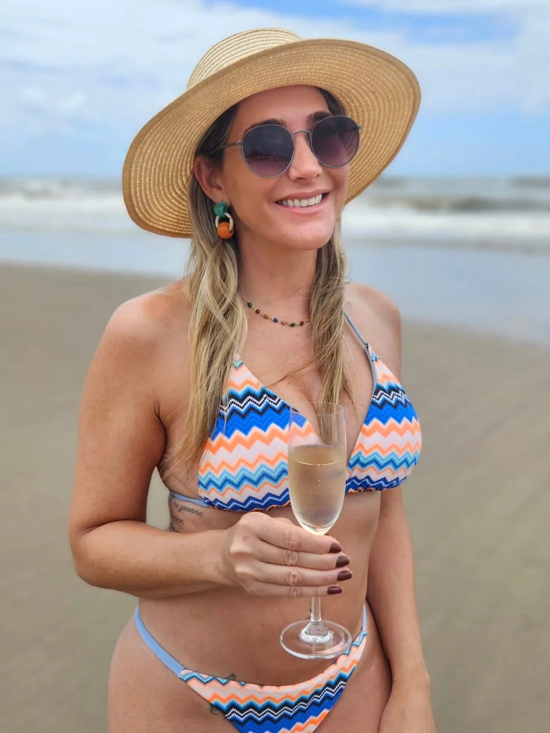 Loira safada adora se deliciar em uma pau... image 2