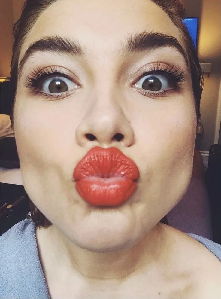 Their expressions are so hot (Florence Pugh) image 3