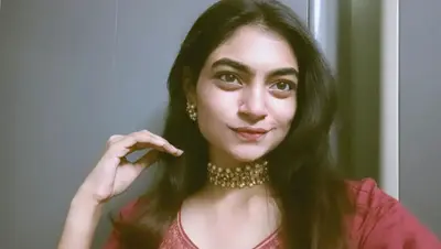 28 year old Indian slut manichoww loves teasing cover image