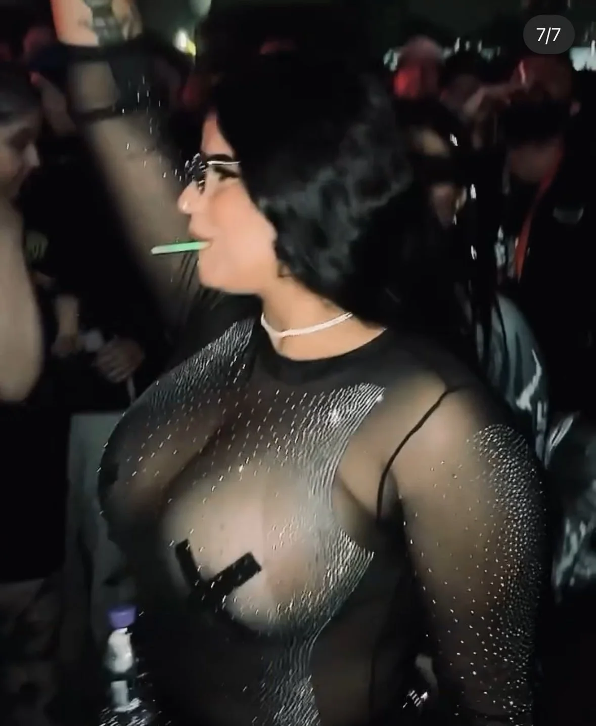 Esposa de corno dando no banheiro da balada pra um desconhecido image 2