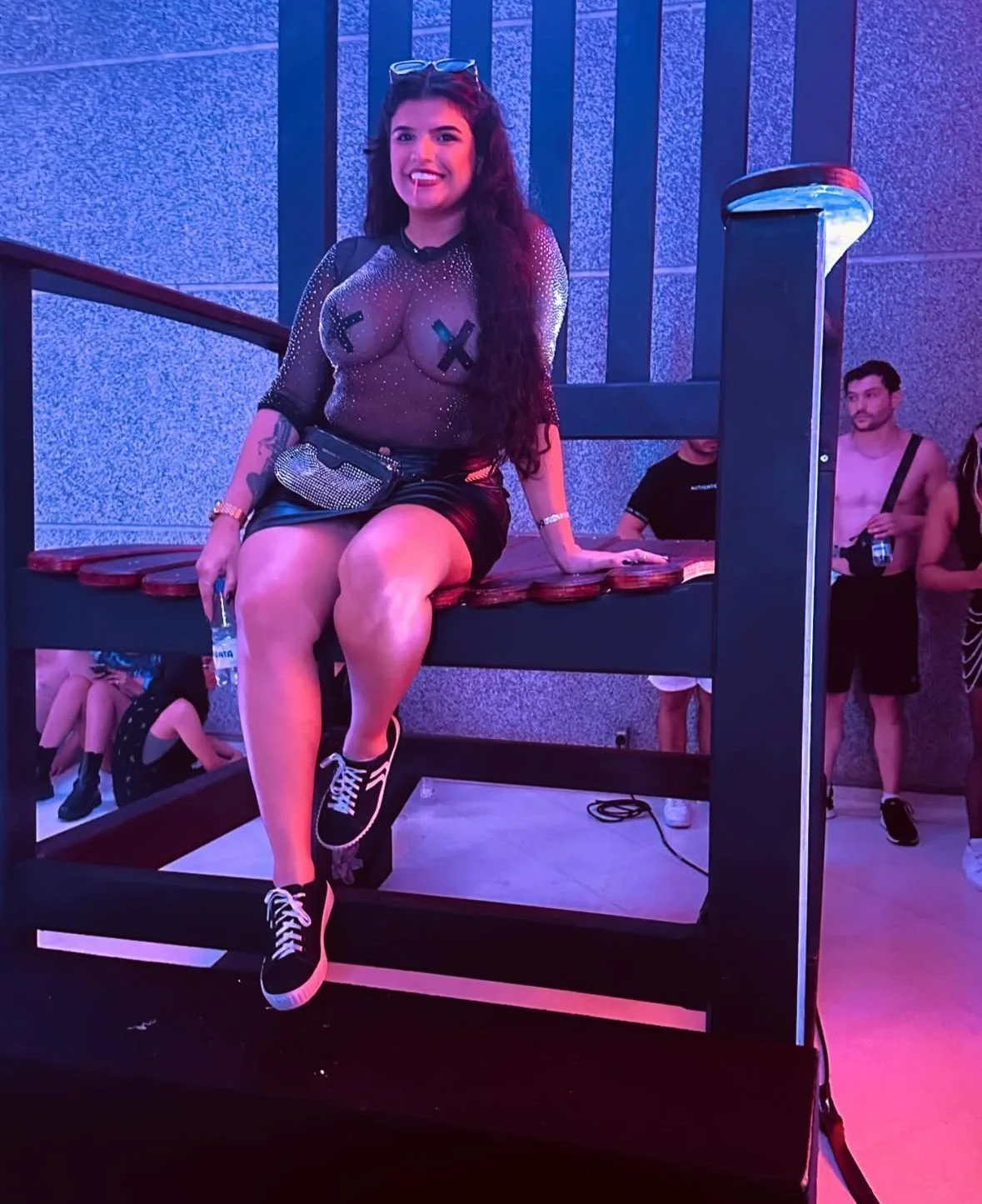 Esposa de corno dando no banheiro da balada pra um desconhecido image 4