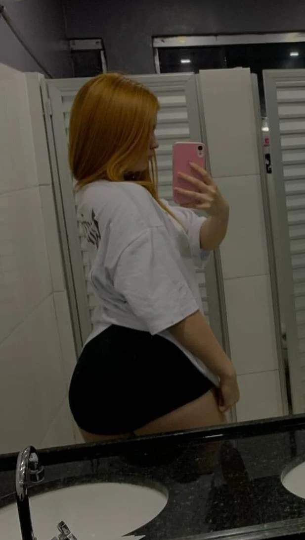 Ruiva novinha gostosa caiu na net dando a buceta de 4 e levando gozada dentro! main image