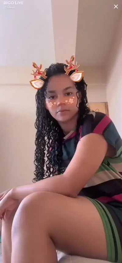 Novinha moreninha baixa renda rebolando sem calcinha em Live cover image