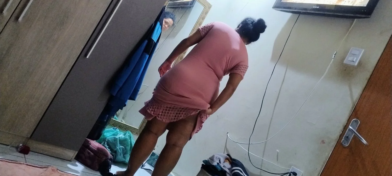 Se arrumando pra igreja sem calcinha image 2