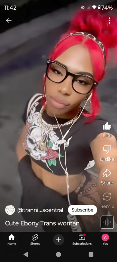 Omfg 🥵 who is this sissy phatphat her name please cover image