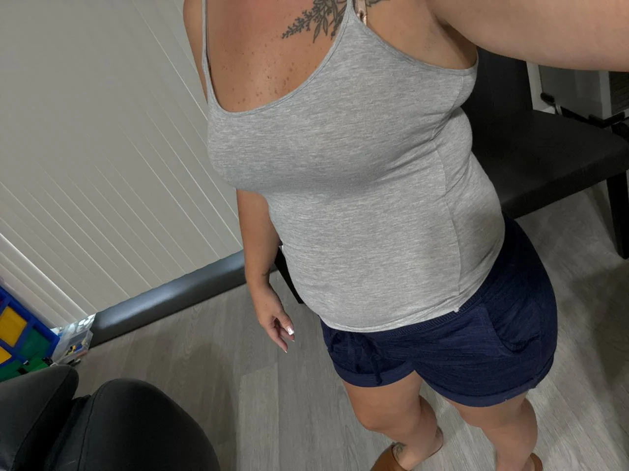Pretty feet on chubby milf image 3