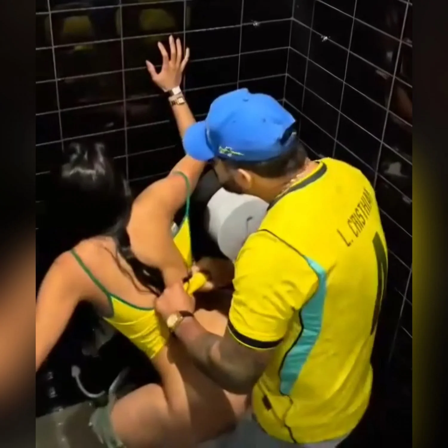 Vazou seu sal fudendo a novinha dentro do banheiro do bar main image