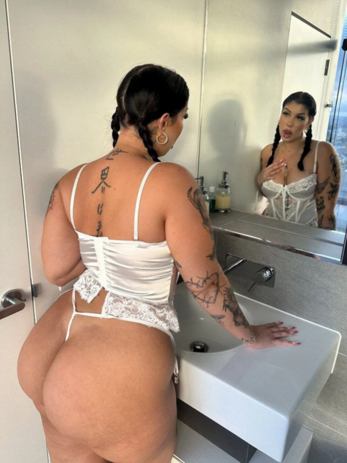 Reflects image 4
