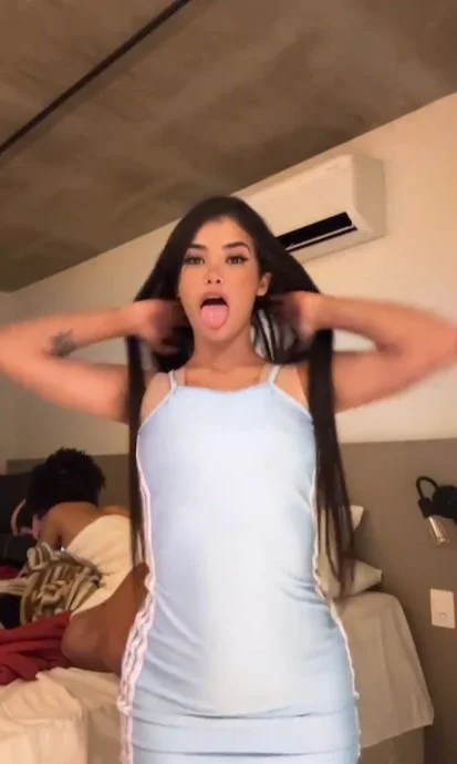 Gostosa rebolando de vestido sem calcinha - Live Instagram main image