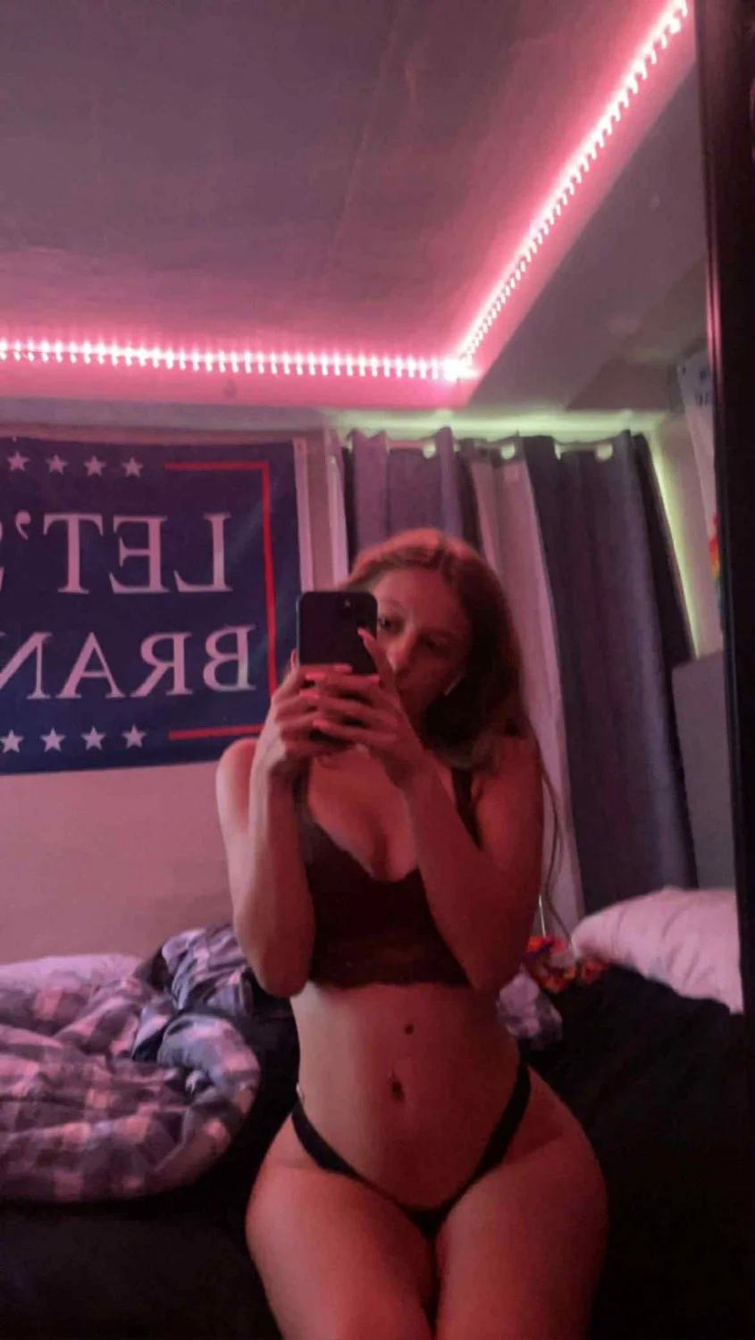 Sexy MAGA nerd from KC 🇺🇸 has juicy cunt image 17