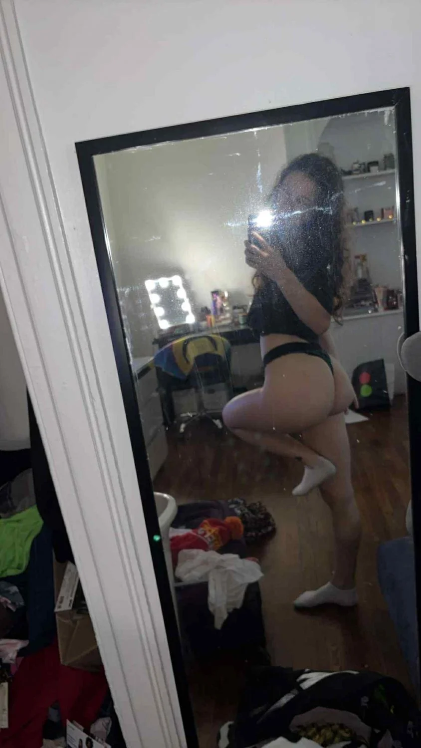 Sexy MAGA nerd from KC 🇺🇸 has juicy cunt image 5