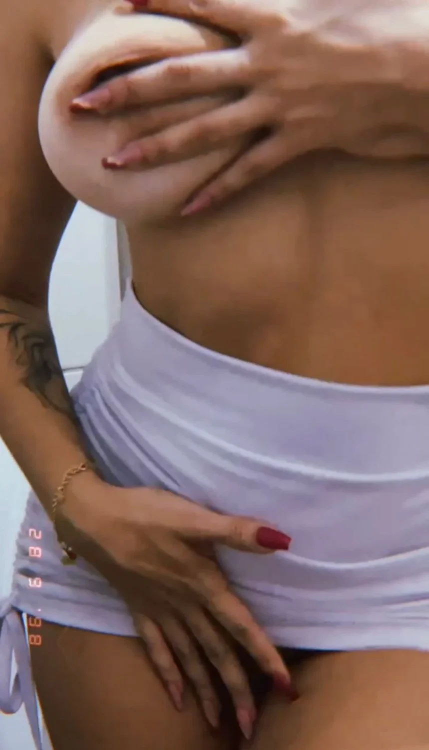 Novinha de sainha sem calcinha image 6