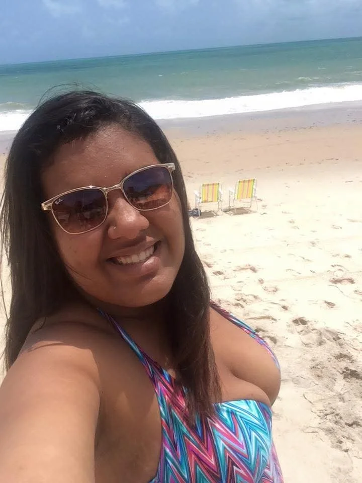 amiga gorducha deliciosa com tetao quase saltando main image