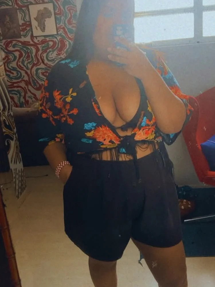 amiga gorducha deliciosa com tetao quase saltando image 4