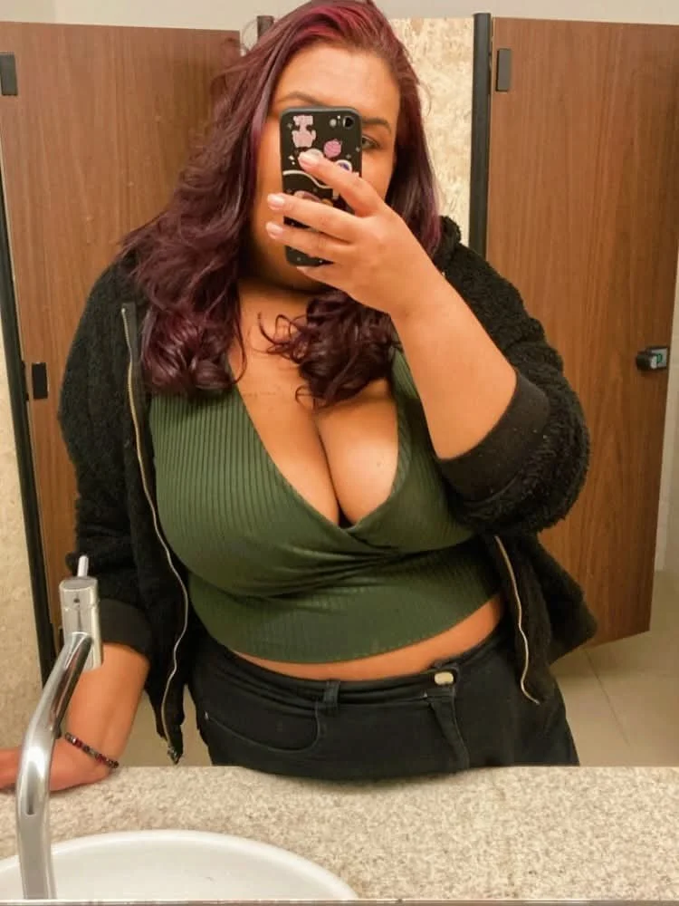 amiga gorducha deliciosa com tetao quase saltando image 5